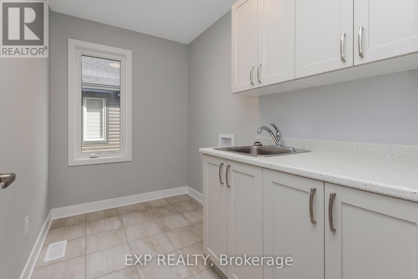 












584 PAAKANAAK AVENUE

,
Ottawa,




Ontario
K1X0J6

