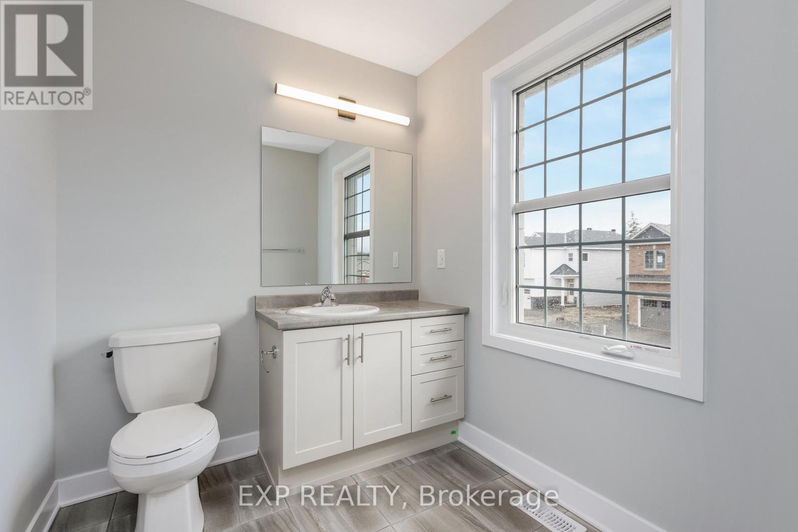 












584 PAAKANAAK AVENUE

,
Ottawa,




Ontario
K1X0J6

