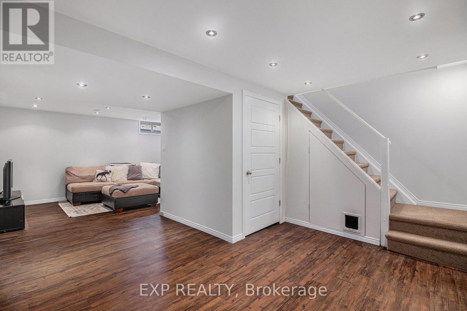 












302 COTE-ROYALE CRESCENT

,
Ottawa,




Ontario
K1E3L7

