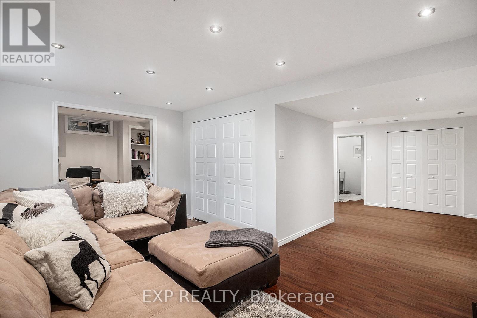 












302 COTE-ROYALE CRESCENT

,
Ottawa,




Ontario
K1E3L7

