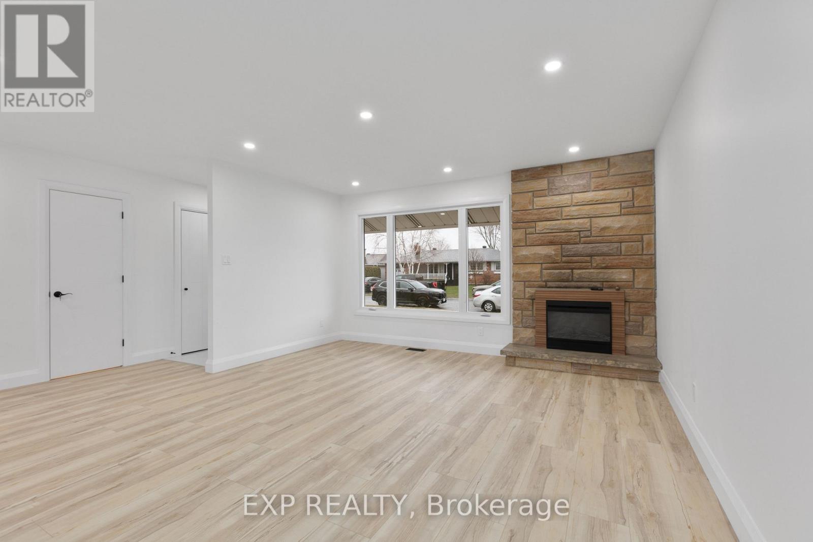 












12 BARRHAVEN CRESCENT

,
Ottawa,




Ontario
K2J1E8

