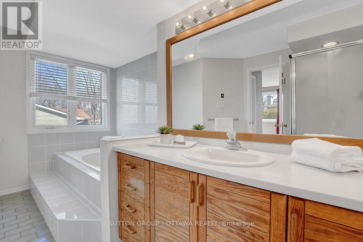 












1016 DEAUVILLE CRESCENT

,
Ottawa,




Ontario
K1C5M6


