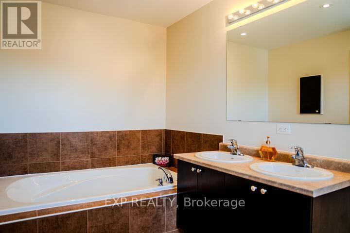 












10 PENRITH STREET

,
Ottawa,




Ontario
K2W1C8

