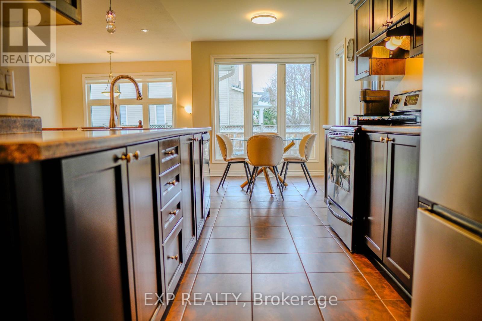 












10 PENRITH STREET

,
Ottawa,




Ontario
K2W1C8


