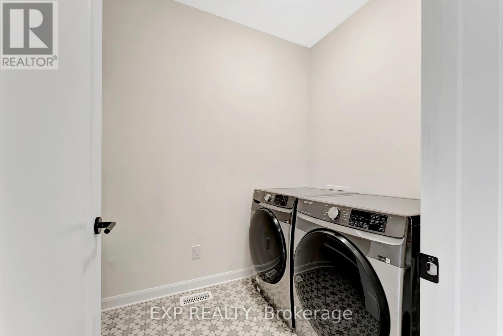 












526 ANCHOR CIRCLE

,
Ottawa,




Ontario
K4M0X5

