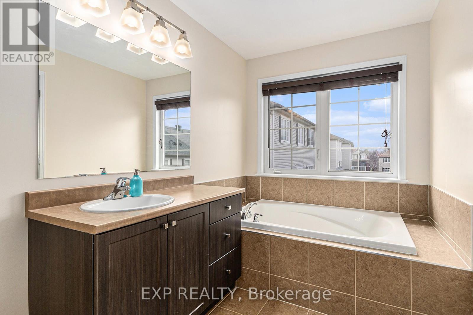 












407 HEATHROW PRIVATE

,
Ottawa,




Ontario
K2S0M9

