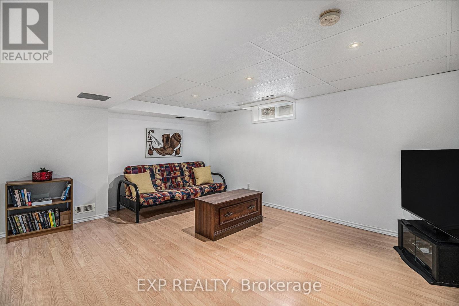 












374 MOCKINGBIRD DRIVE

,
Ottawa,




Ontario
K1E2V3

