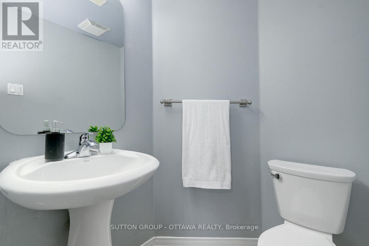 












560 REARDON

,
Ottawa,




Ontario
K1V2L1

