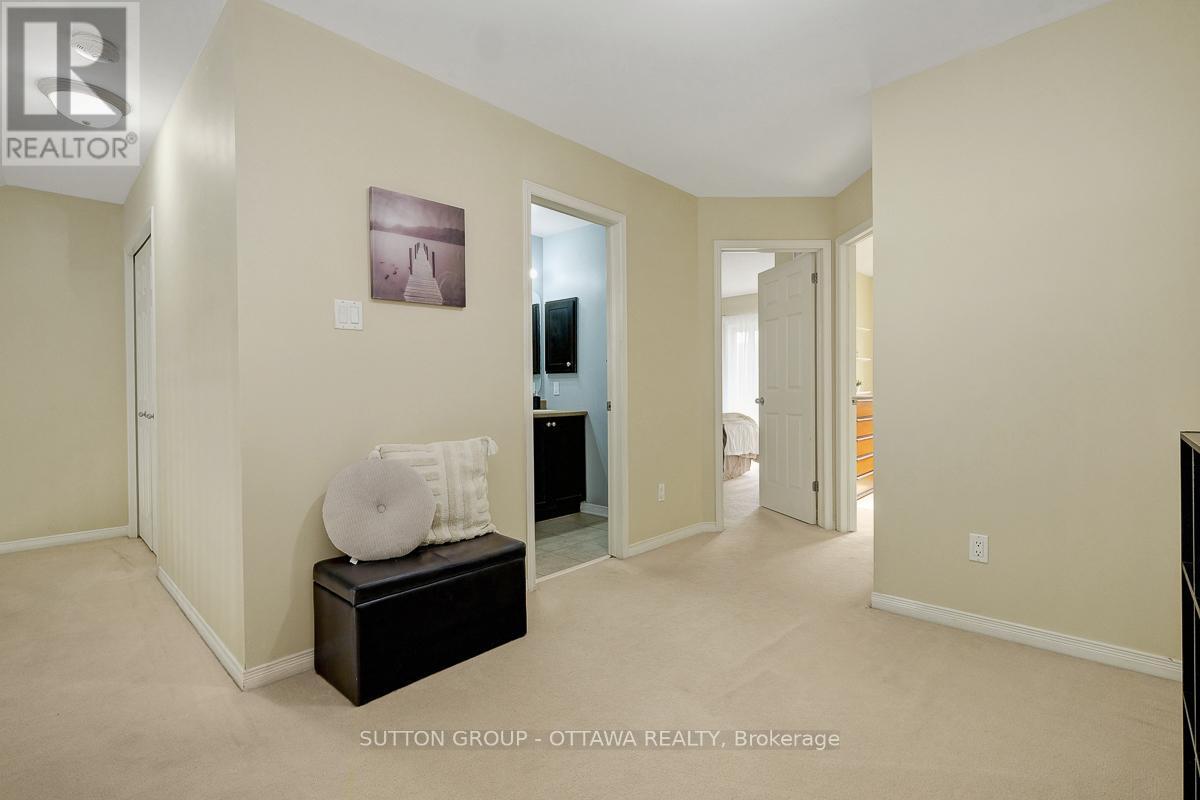 












560 REARDON

,
Ottawa,




Ontario
K1V2L1

