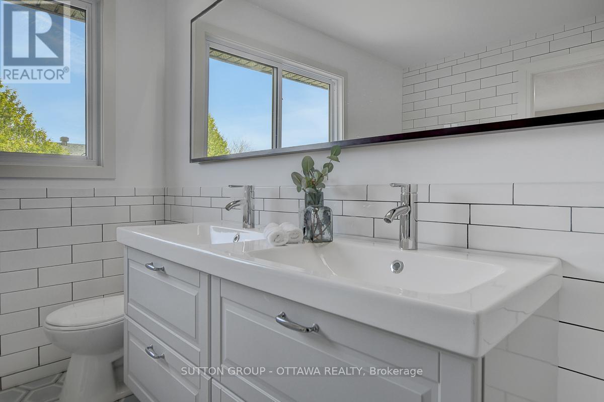 












1633 BOTTRIELL WAY

,
Ottawa,




Ontario
K4A1W5

