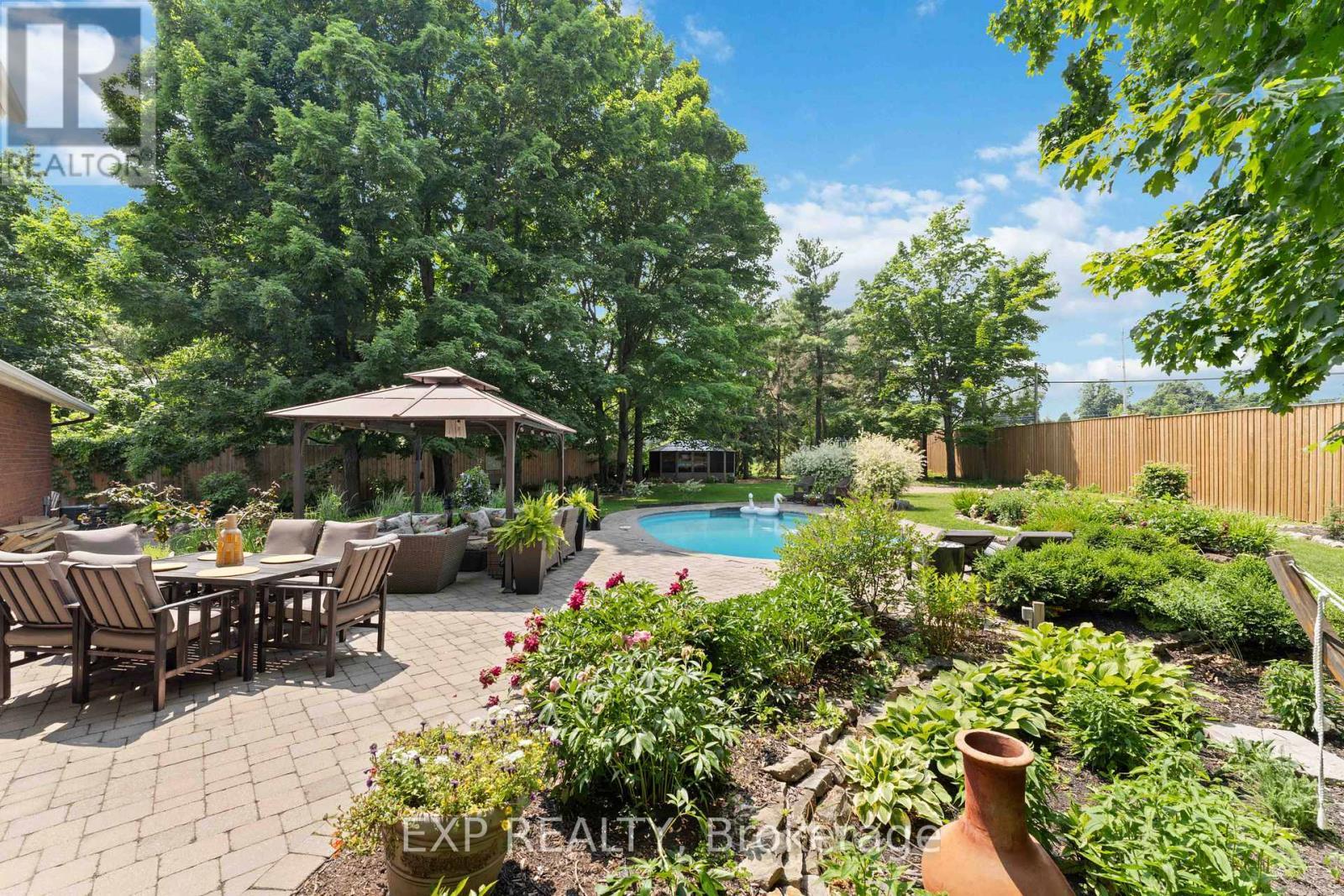 












29 ROBERTA CRESCENT

,
Ottawa,




Ontario
K2J1G5

