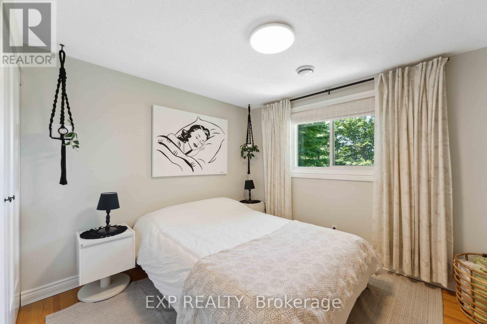 












29 ROBERTA CRESCENT

,
Ottawa,




Ontario
K2J1G5

