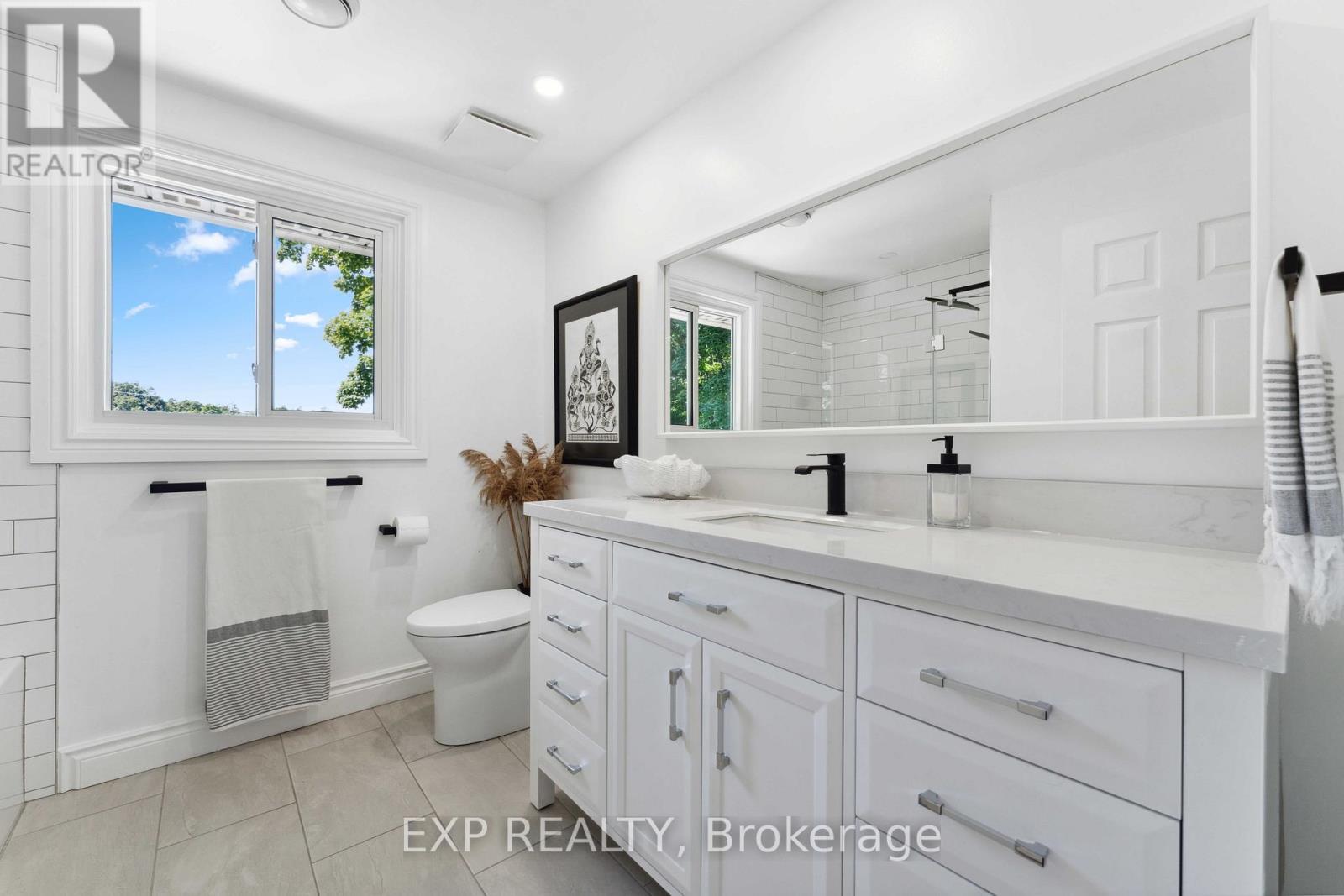 












29 ROBERTA CRESCENT

,
Ottawa,




Ontario
K2J1G5

