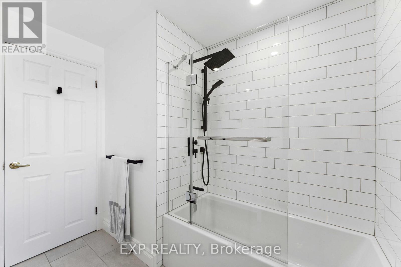 












29 ROBERTA CRESCENT

,
Ottawa,




Ontario
K2J1G5

