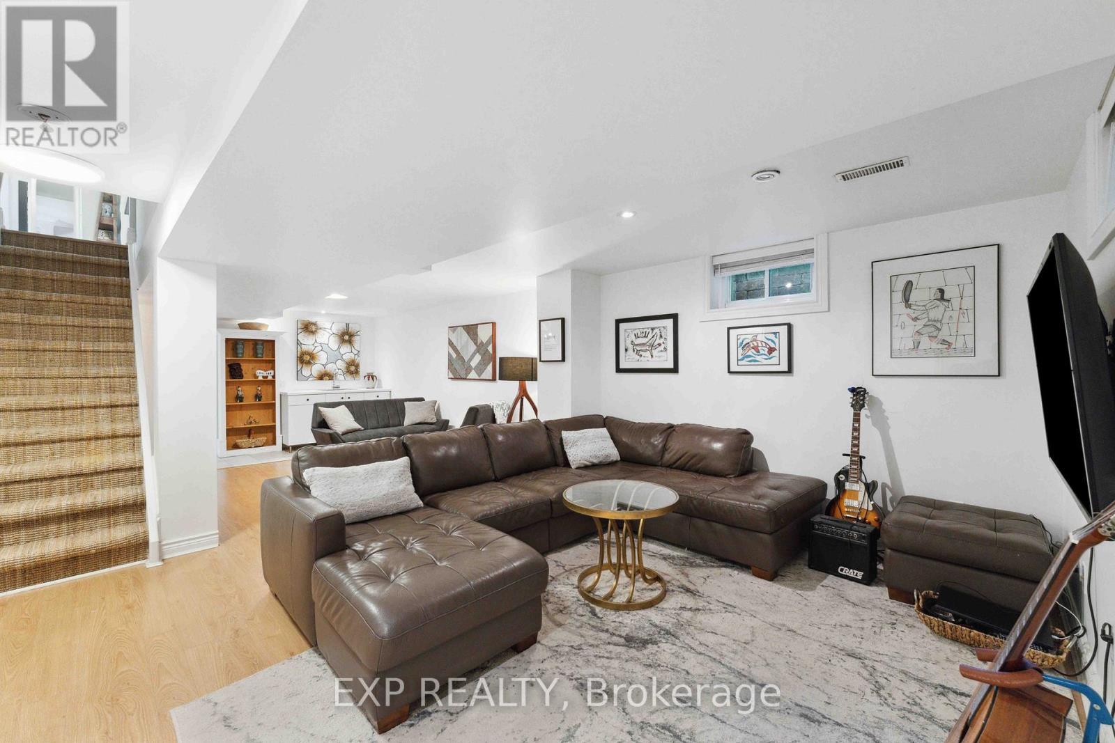 












29 ROBERTA CRESCENT

,
Ottawa,




Ontario
K2J1G5

