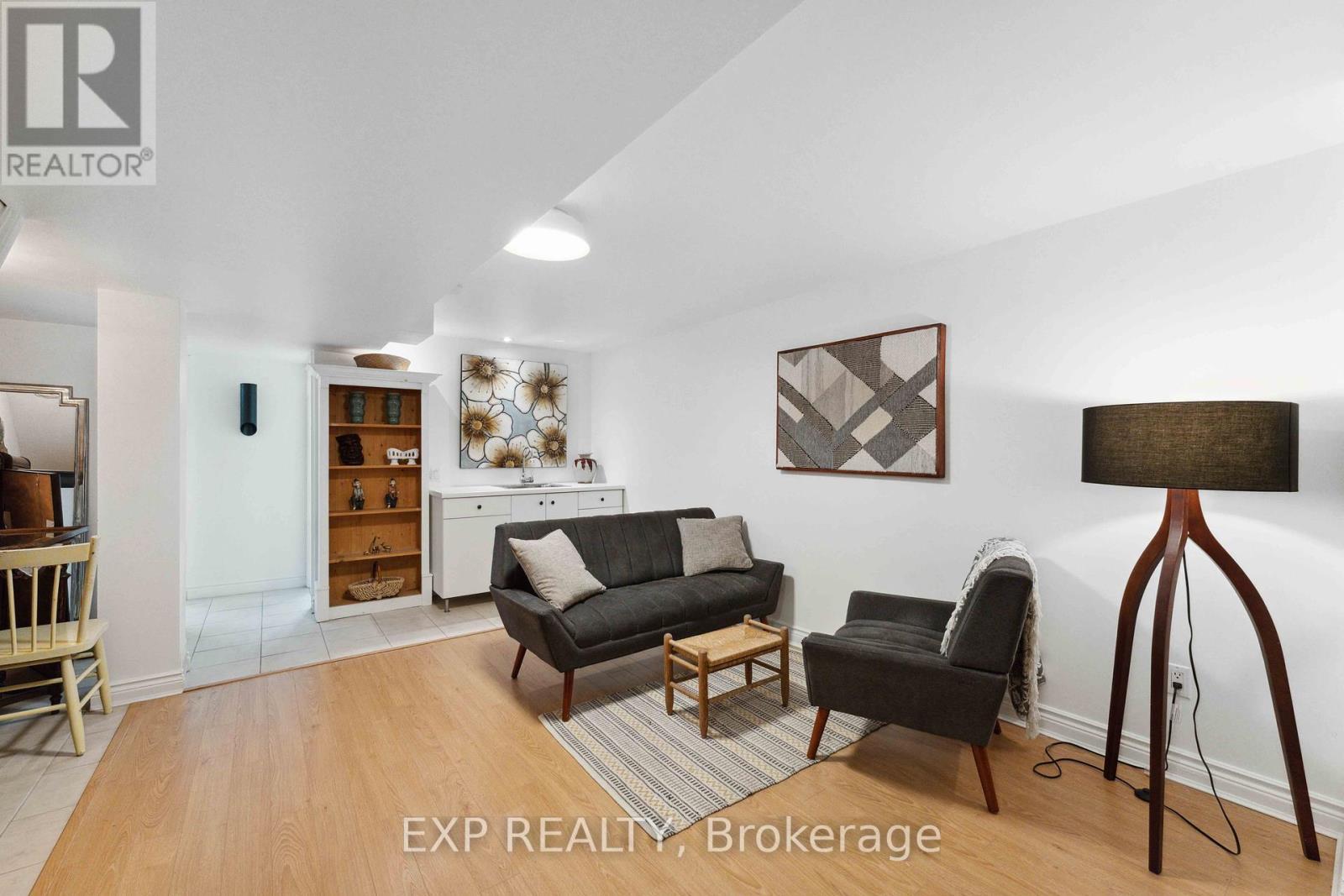 












29 ROBERTA CRESCENT

,
Ottawa,




Ontario
K2J1G5

