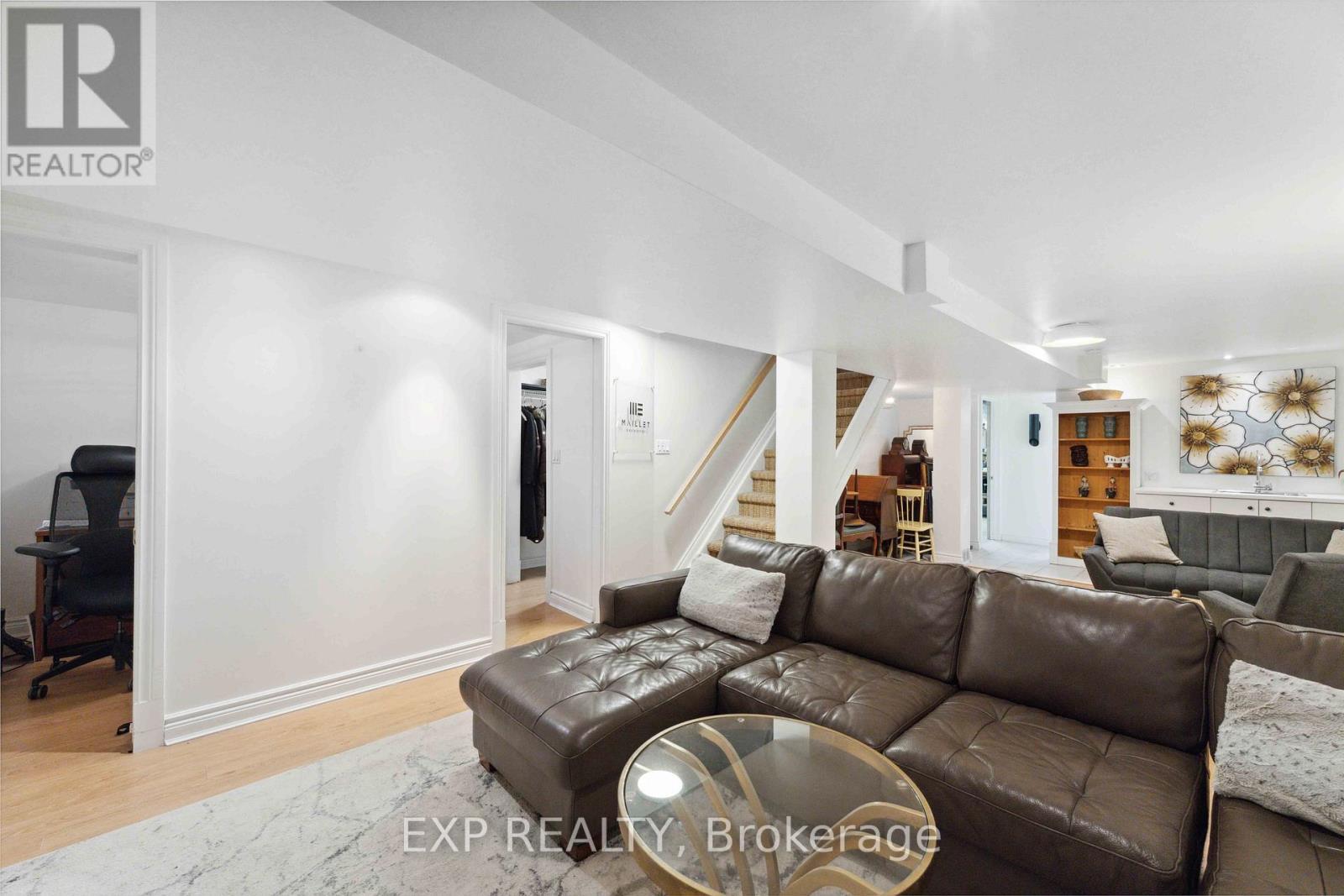 












29 ROBERTA CRESCENT

,
Ottawa,




Ontario
K2J1G5

