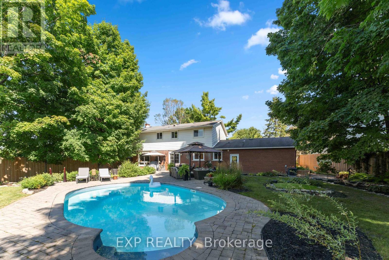 












29 ROBERTA CRESCENT

,
Ottawa,




Ontario
K2J1G5

