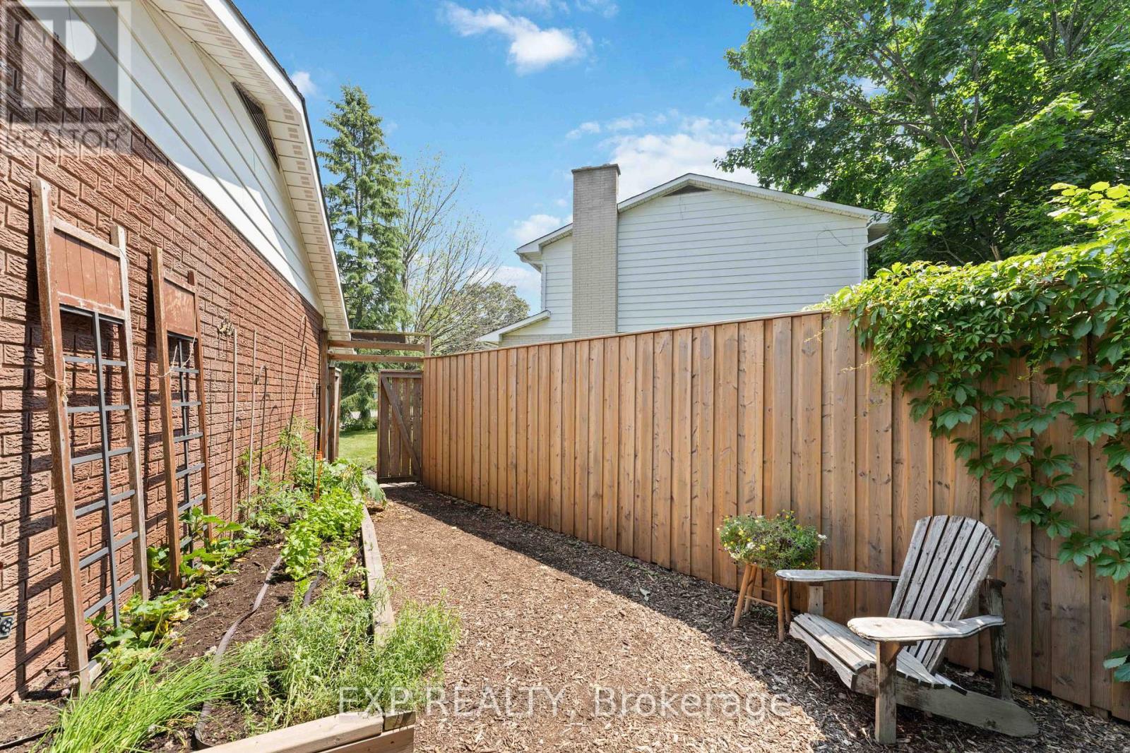 












29 ROBERTA CRESCENT

,
Ottawa,




Ontario
K2J1G5

