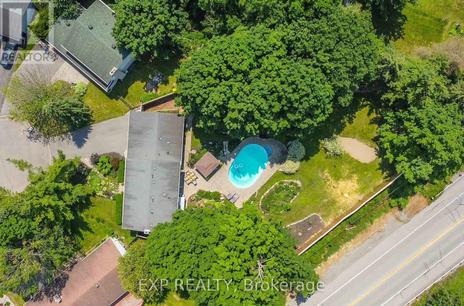 












29 ROBERTA CRESCENT

,
Ottawa,




Ontario
K2J1G5

