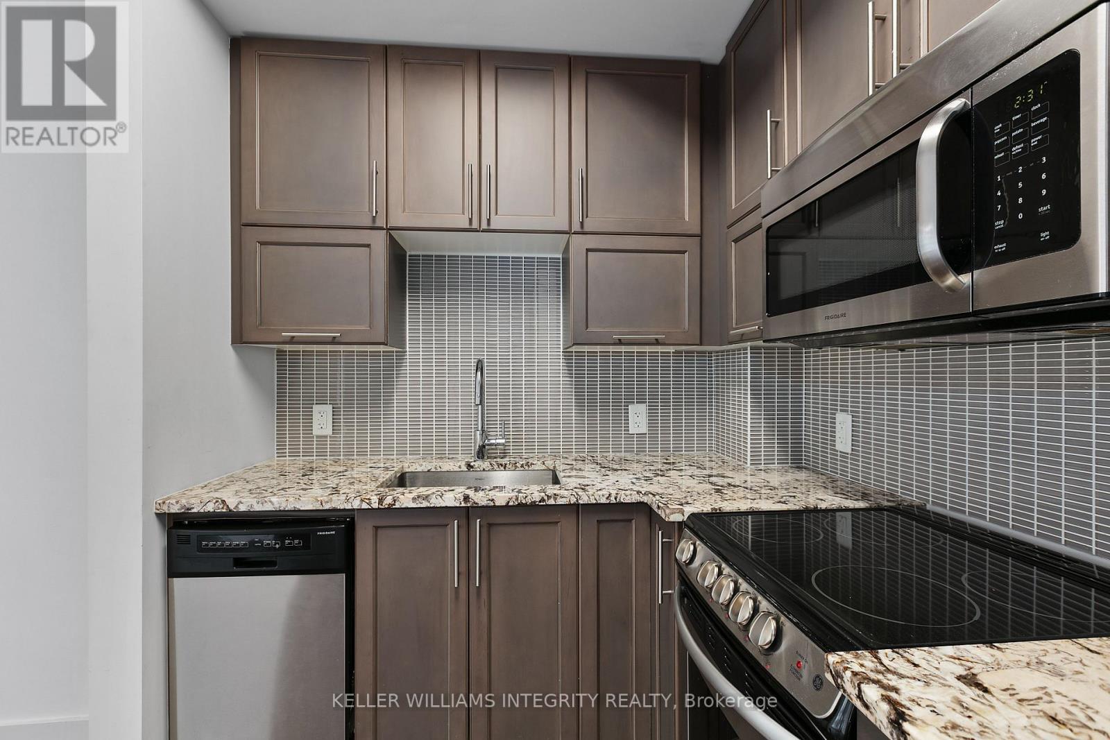 












1705 - 179 METCALFE STREET

,
Ottawa,




Ontario
K2P0W1

