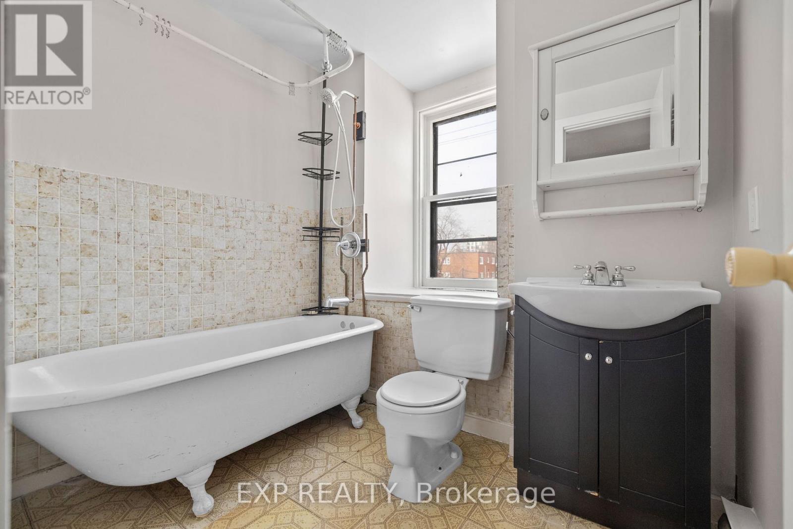 












196 OSGOODE STREET

,
Ottawa,




Ontario
K1N6S8

