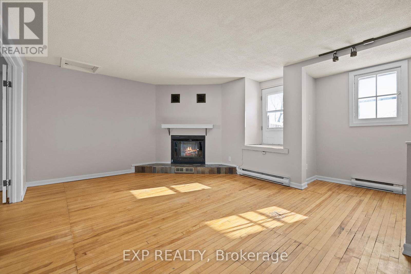 












196 OSGOODE STREET

,
Ottawa,




Ontario
K1N6S8

