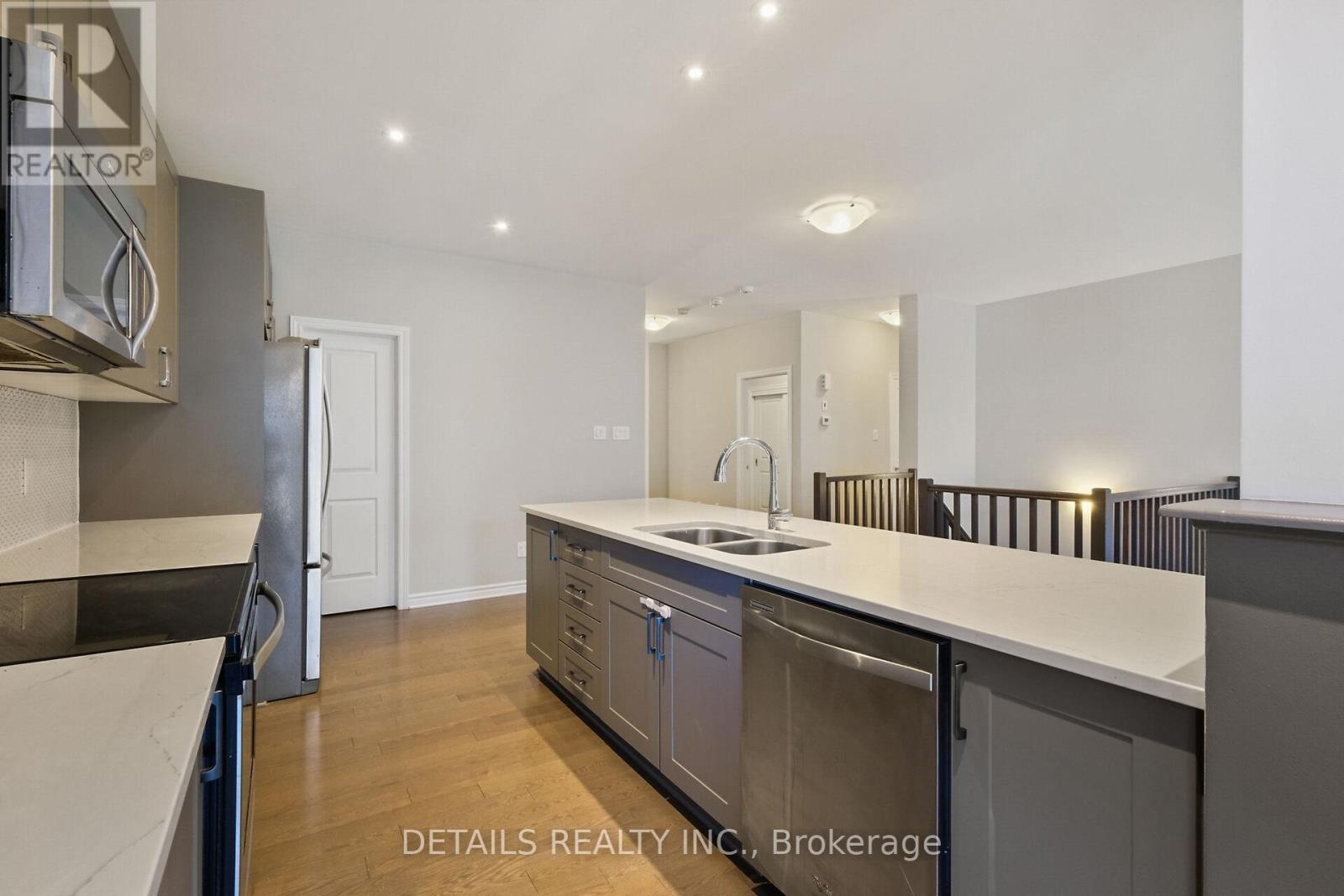 












313 GRACEWOOD CRESCENT

,
Ottawa,




Ontario
K1T0J7

