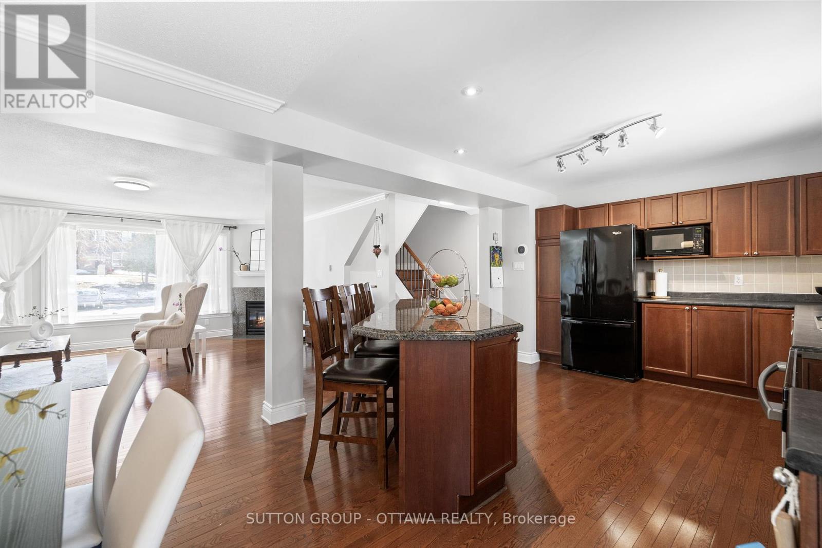 












124 MONTEREY DRIVE

,
Ottawa,




Ontario
K2H7A8

