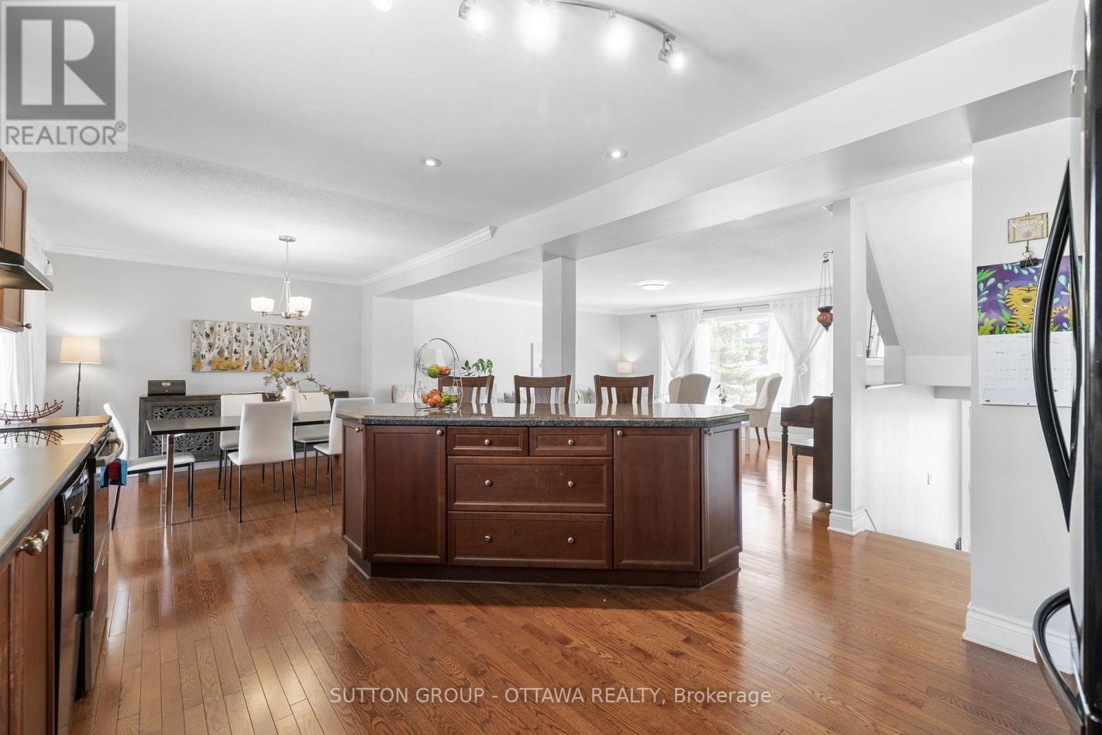 












124 MONTEREY DRIVE

,
Ottawa,




Ontario
K2H7A8

