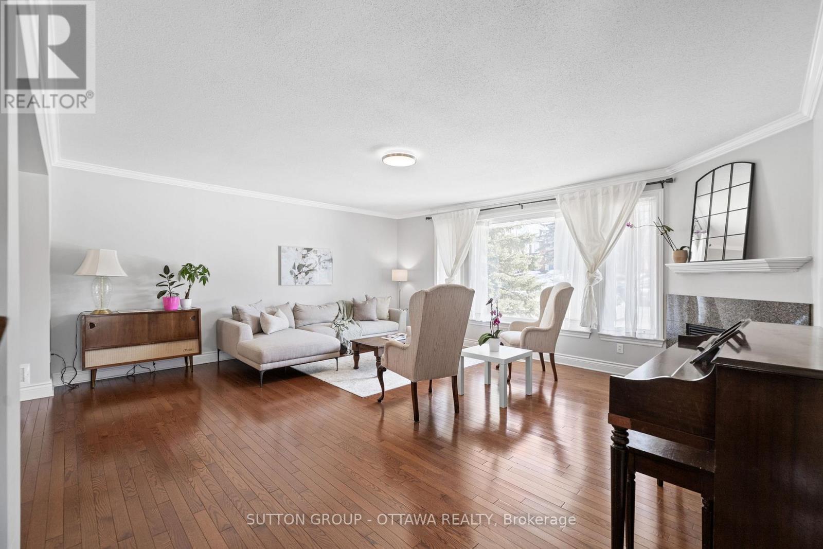 












124 MONTEREY DRIVE

,
Ottawa,




Ontario
K2H7A8

