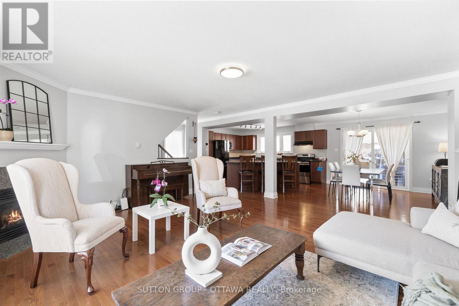 












124 MONTEREY DRIVE

,
Ottawa,




Ontario
K2H7A8


