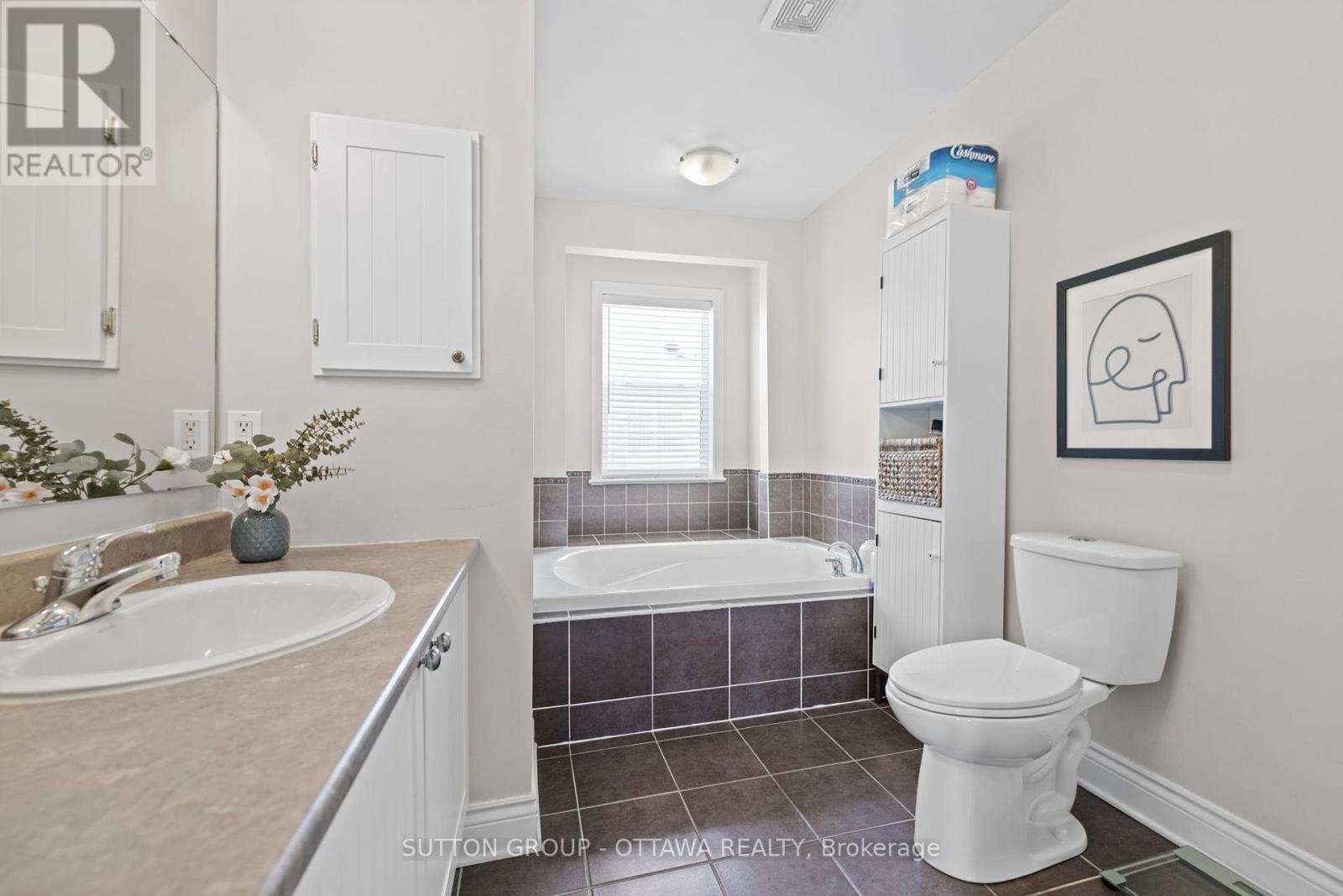 












124 MONTEREY DRIVE

,
Ottawa,




Ontario
K2H7A8

