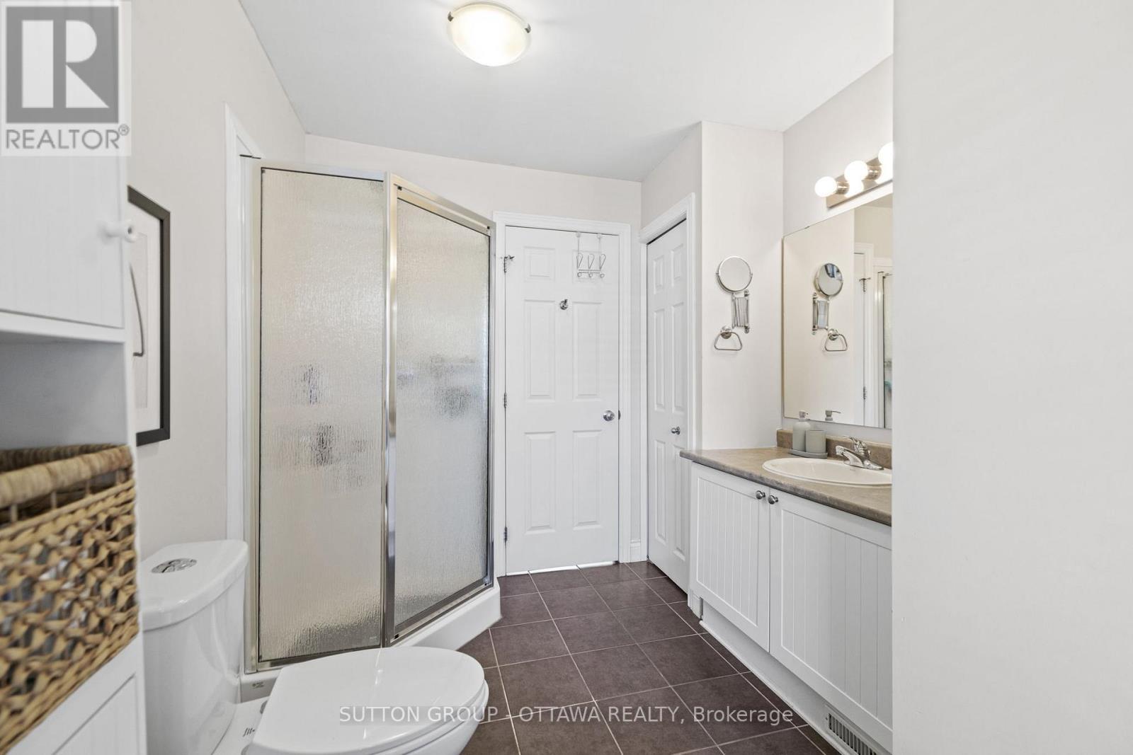 












124 MONTEREY DRIVE

,
Ottawa,




Ontario
K2H7A8

