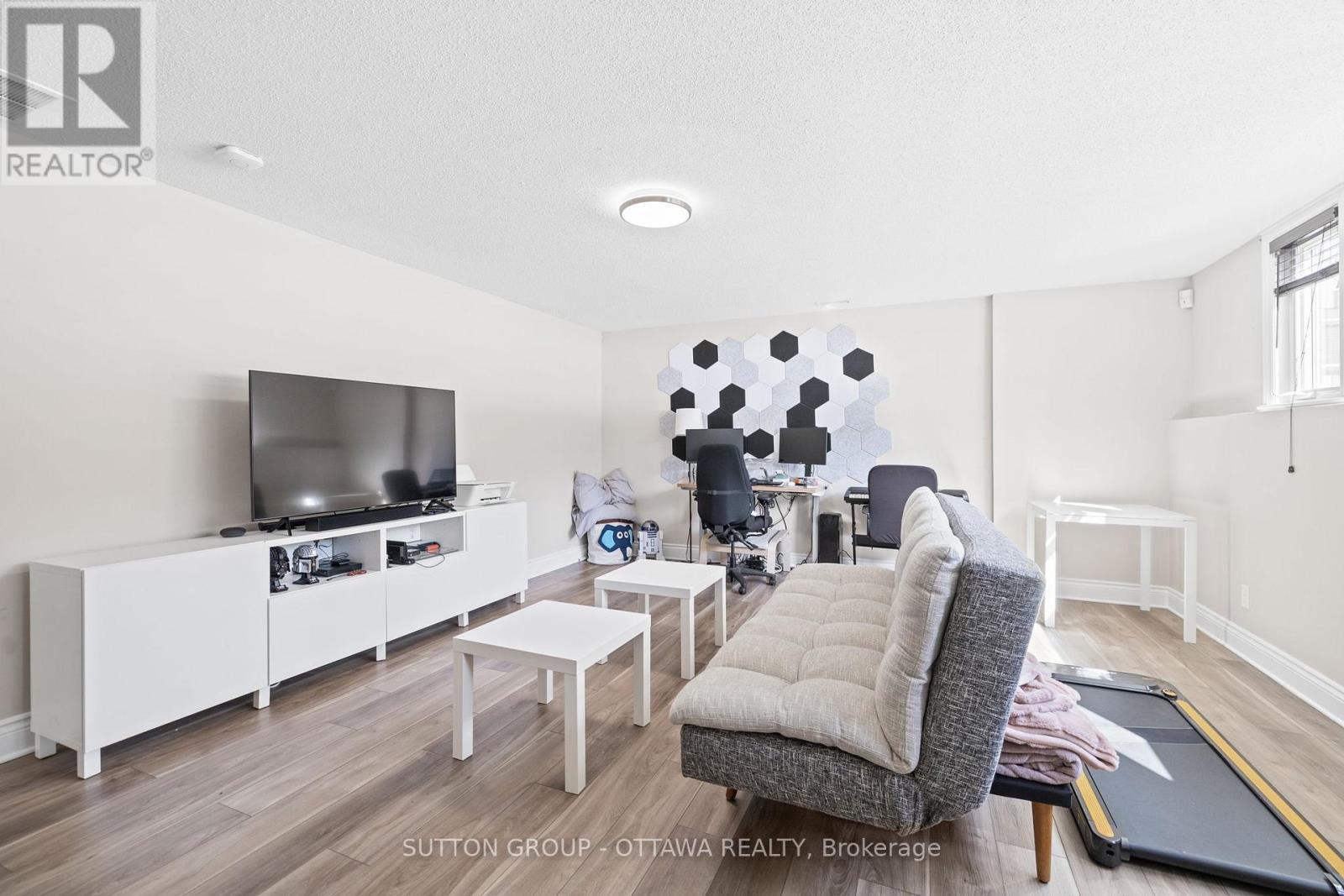 












124 MONTEREY DRIVE

,
Ottawa,




Ontario
K2H7A8

