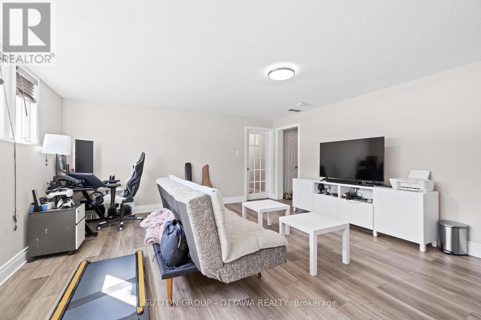 












124 MONTEREY DRIVE

,
Ottawa,




Ontario
K2H7A8

