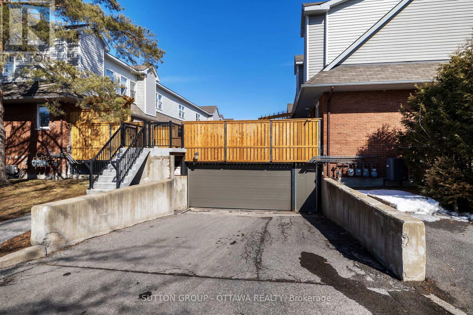 












124 MONTEREY DRIVE

,
Ottawa,




Ontario
K2H7A8

