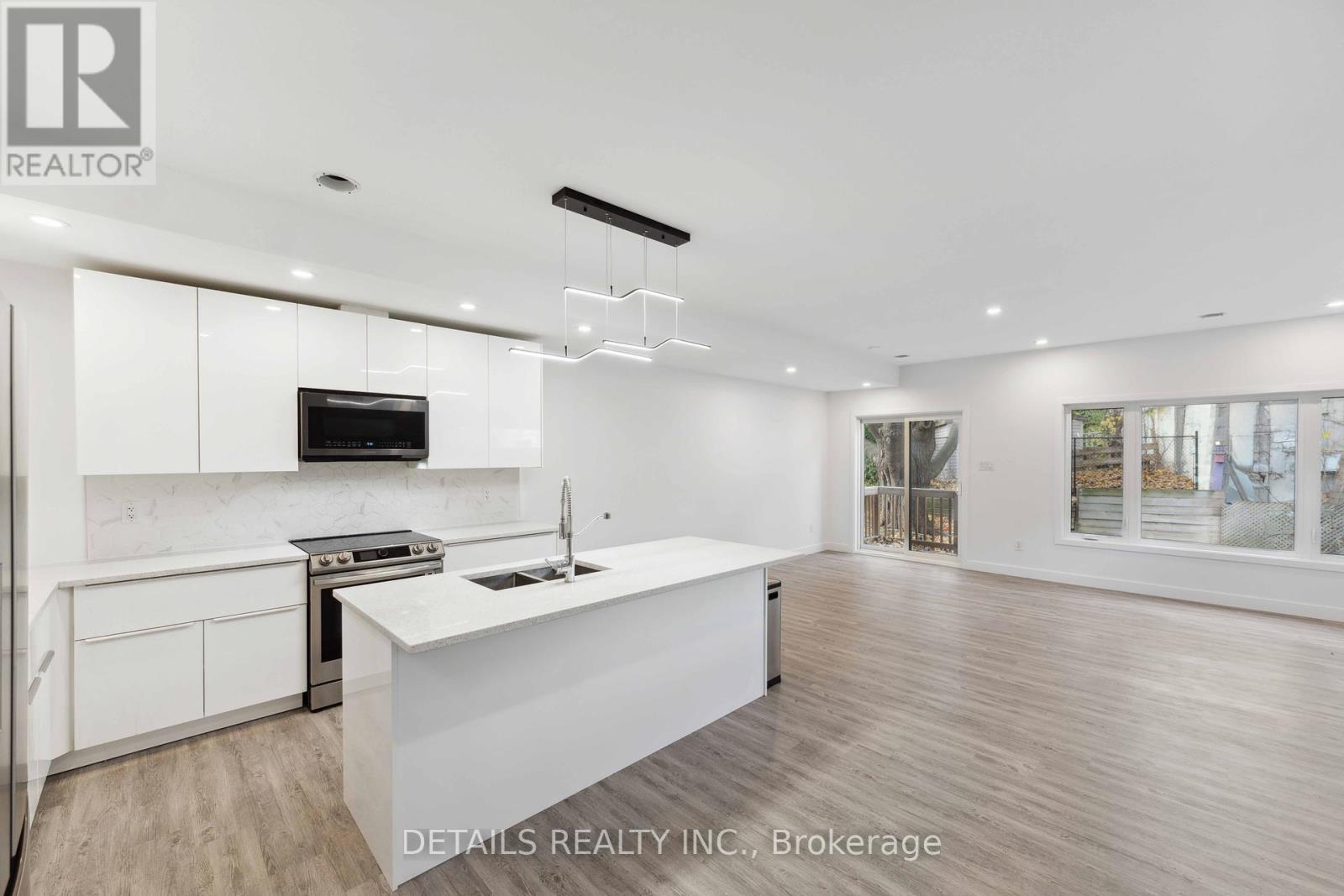 












828 MAPLEWOOD AVENUE

,
Ottawa,




Ontario
K2B5V5

