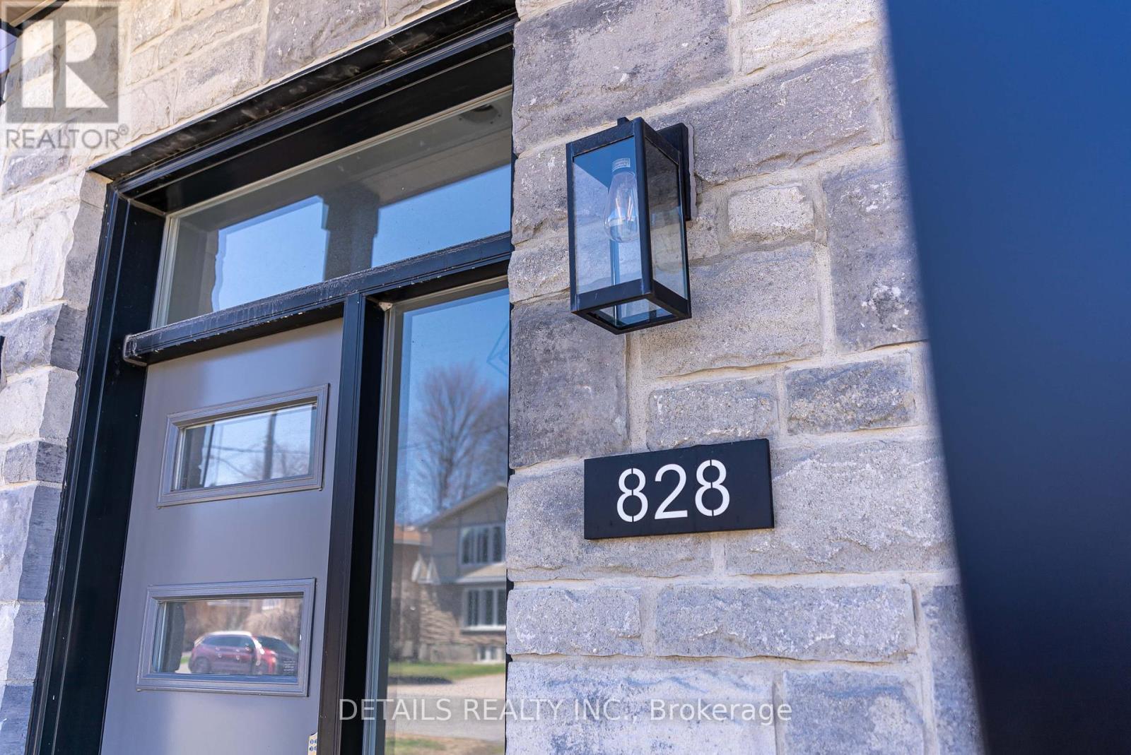 












828 MAPLEWOOD AVENUE

,
Ottawa,




Ontario
K2B5V5

