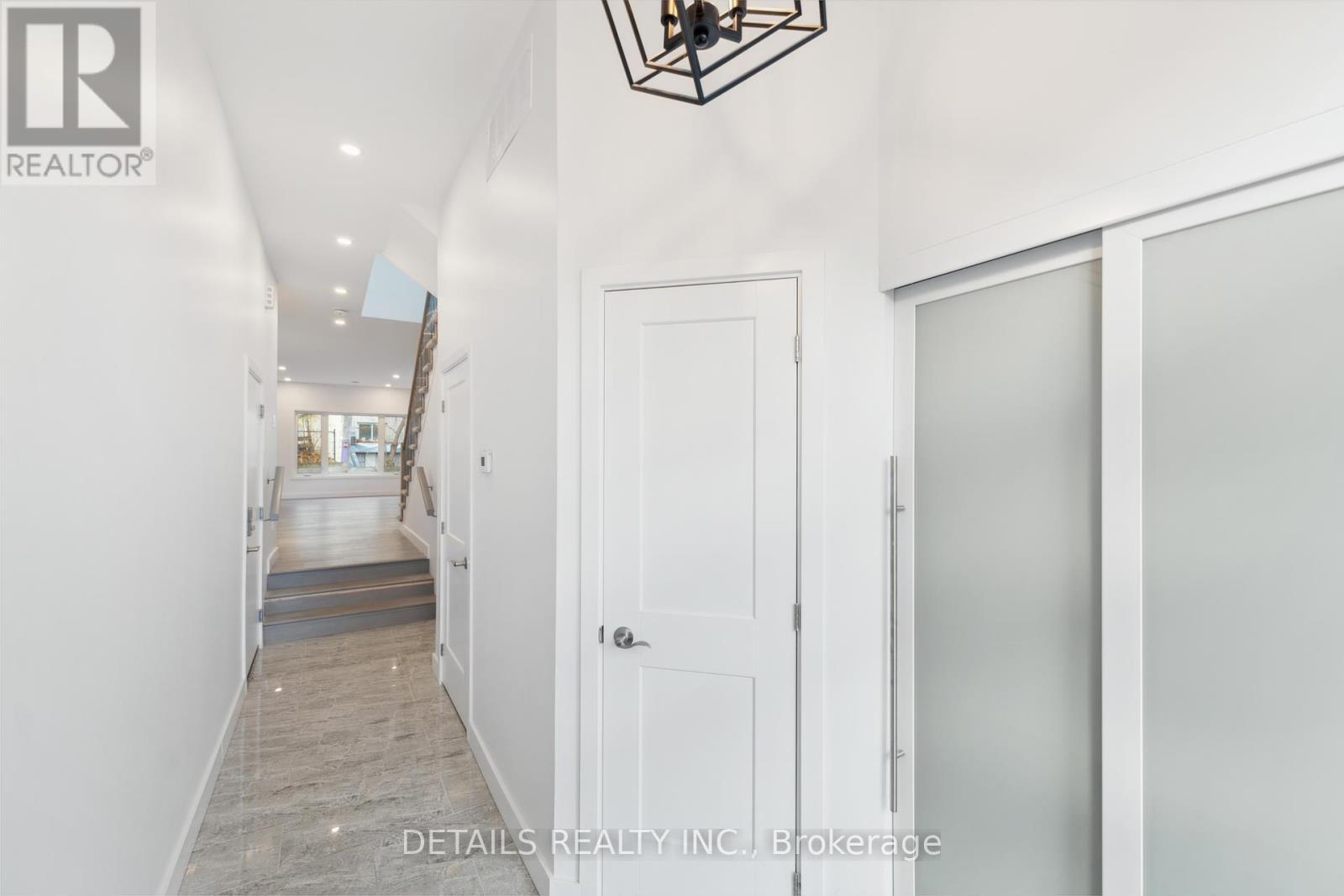 












828 MAPLEWOOD AVENUE

,
Ottawa,




Ontario
K2B5V5

