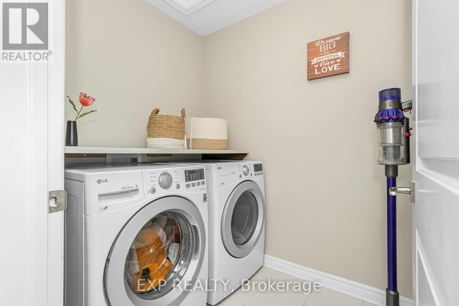 












611 GERANIUM WALK

,
Ottawa,




Ontario
K2S2J6

