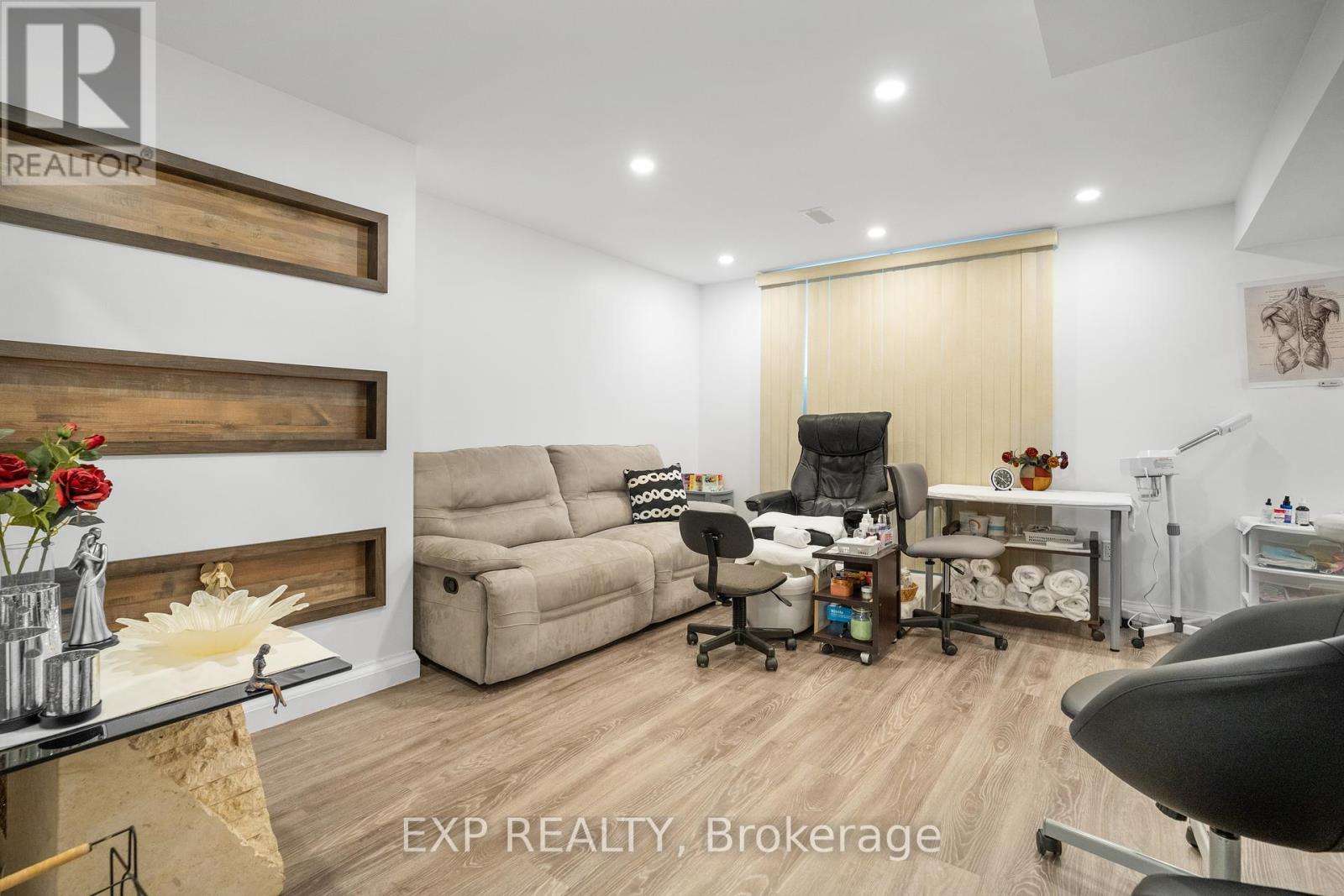 












611 GERANIUM WALK

,
Ottawa,




Ontario
K2S2J6

