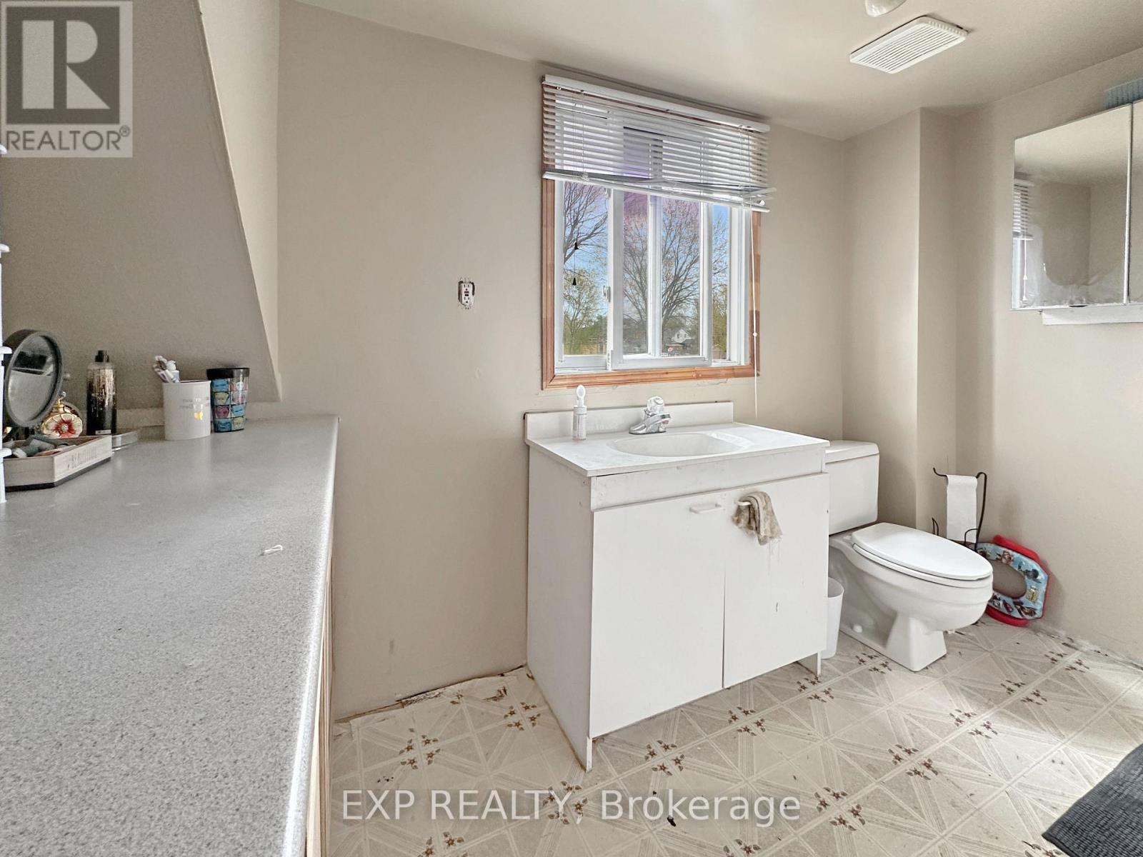 












107 THIRD STREET W

,
Cornwall,




Ontario
K6J2N9

