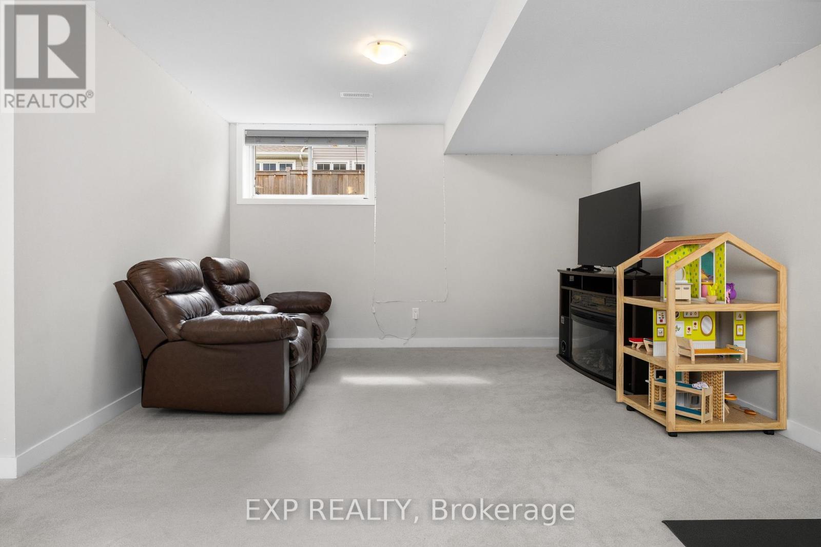 












63 JARDINIERE STREET

,
Ottawa,




Ontario
K2S2K5

