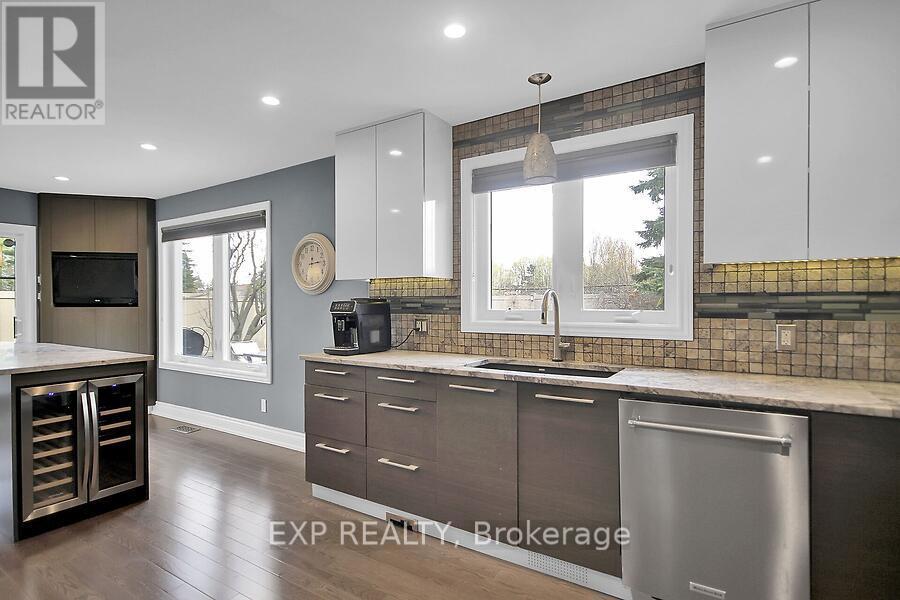 












711 HARTMAN CRESCENT

,
Ottawa,




Ontario
K1V7E8

