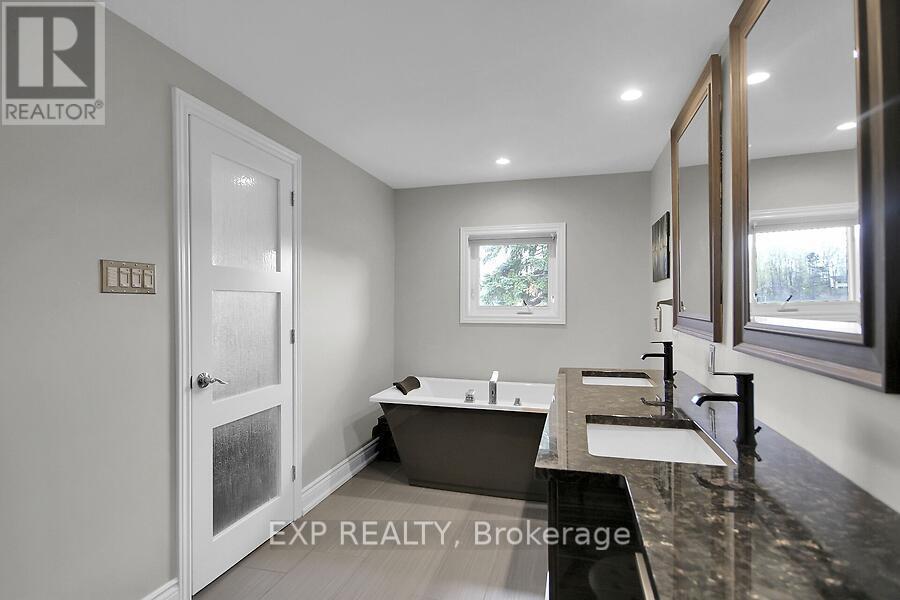 












711 HARTMAN CRESCENT

,
Ottawa,




Ontario
K1V7E8

