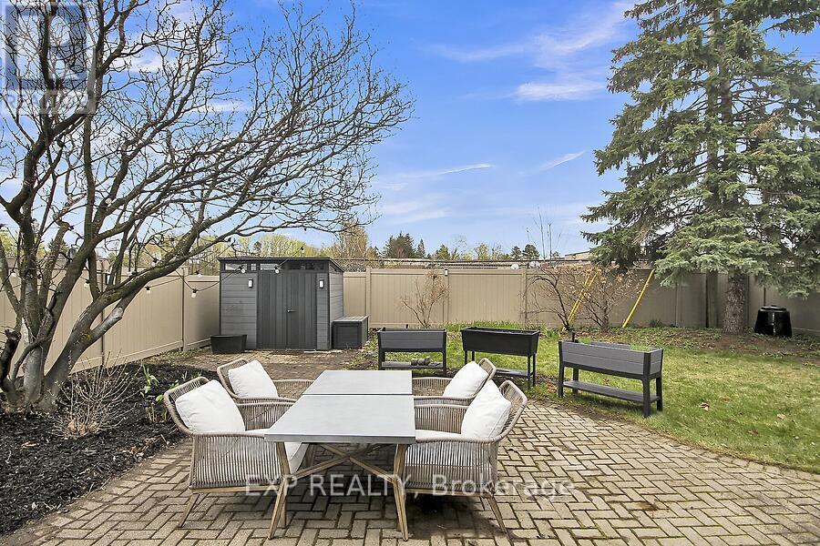 












711 HARTMAN CRESCENT

,
Ottawa,




Ontario
K1V7E8

