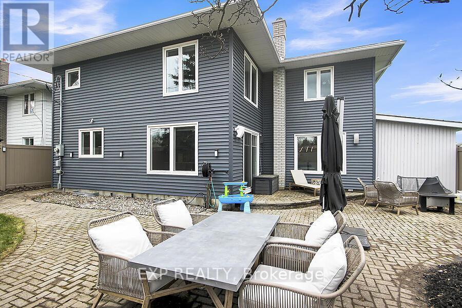 












711 HARTMAN CRESCENT

,
Ottawa,




Ontario
K1V7E8

