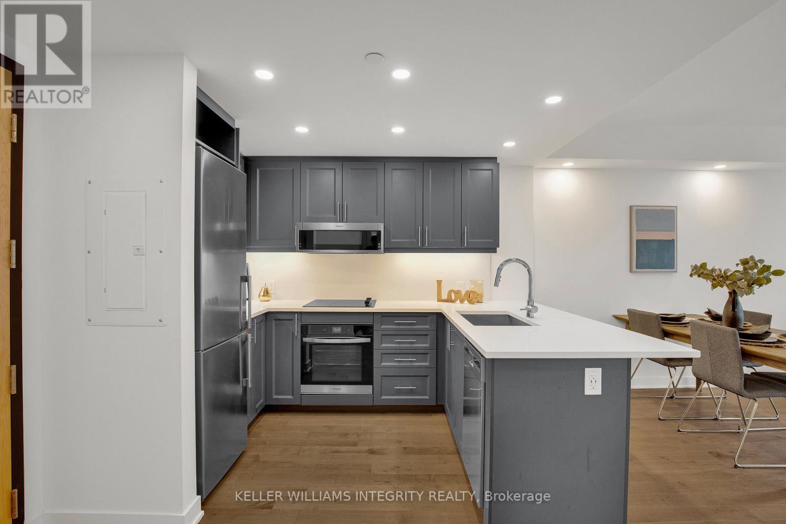 












1409 - 340 QUEEN STREET

,
Ottawa,




Ontario
K1R0G1

