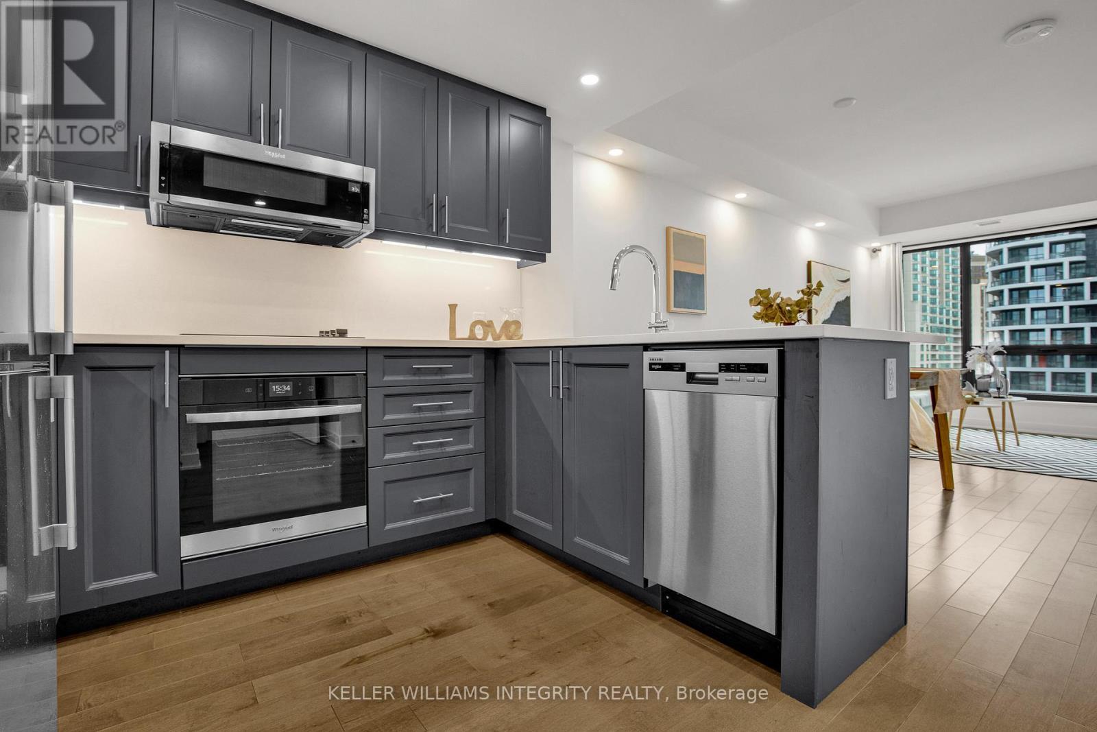 












1409 - 340 QUEEN STREET

,
Ottawa,




Ontario
K1R0G1

